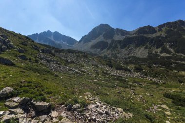 Manzara Begovitsa Nehri Vadisi, Yalovarnika ve diş Peaks, Pirin Dağı, Bulgaristan