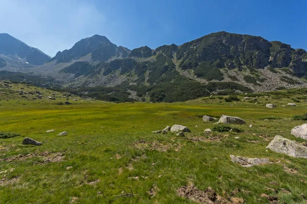 Begovitsa 川の渓谷と歯のピーク ブルガリアのピリン山の風景 — ストック写真