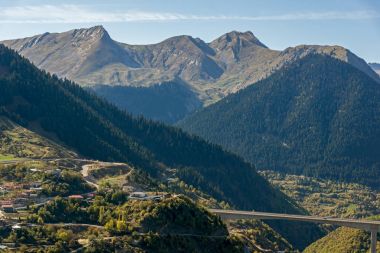 Metsovo, Epirus, Yunanistan - 19 Ekim 2013: Sonbahar görünümünü Metsovo Köyü yakınındaki Yanya şehir, Epirus bölgesi, Yunanistan