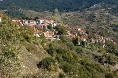 Metsovo, Epirus, Yunanistan - 19 Ekim 2013: Sonbahar görünümünü Metsovo Köyü yakınındaki Yanya şehir, Epirus bölgesi, Yunanistan