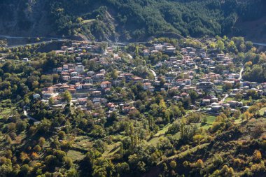 Metsovo, Epirus, Yunanistan - 19 Ekim 2013: Anilio Köyü yakınındaki Yanya şehir, Epirus bölgesi, Yunanistan sonbahar manzarası