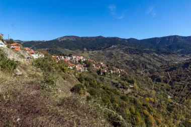 Metsovo, Epirus, Yunanistan - 19 Ekim 2013: Sonbahar görünümünü Metsovo Köyü yakınındaki Yanya şehir, Epirus bölgesi, Yunanistan
