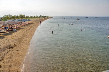 Chalkidiki, orta Makedonya, Yunanistan - 25 Ağustos 2014: Psakoudia Beach Sithonia Yarımadası, Chalkidiki, orta Makedonya, Yunanistan, panoramik görünümü