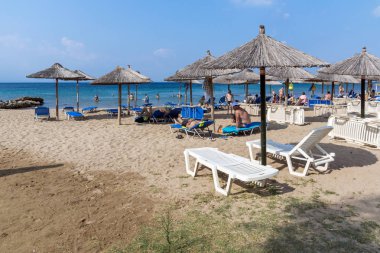 Chalkidiki, orta Makedonya, Yunanistan - 25 Ağustos 2014: Deniz manzarası, mavi yunus Cove Beach adlı Sithonia Yarımadası, Chalkidiki, orta Makedonya, Yunanistan