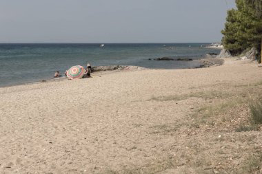 Chalkidiki, orta Makedonya, Yunanistan - 25 Ağustos 2014: Mavi yunus Beach Sithonia Yarımadası, Chalkidiki, orta Makedonya, Yunanistan, panoramik görünüm