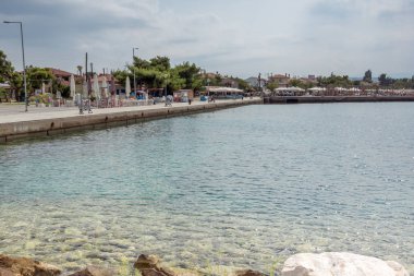 Chalkidiki, orta Makedonya, Yunanistan - 25 Ağustos 2014: Nikiti Beach Sithonia Yarımadası, Chalkidiki, orta Makedonya, Yunanistan, panoramik görünüm