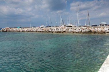 Chalkidiki, orta Makedonya, Yunanistan - 25 Ağustos 2014: Nikiti Beach Sithonia Yarımadası, Chalkidiki, orta Makedonya, Yunanistan, panoramik görünüm