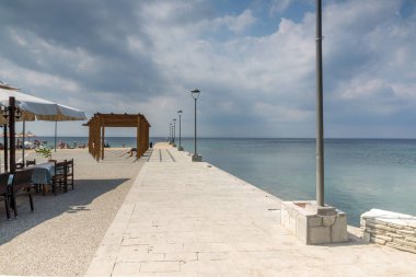 Chalkidiki, orta Makedonya, Yunanistan - 25 Ağustos 2014: Nikiti Beach Sithonia Yarımadası, Chalkidiki, orta Makedonya, Yunanistan, panoramik görünüm