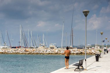 Chalkidiki, orta Makedonya, Yunanistan - 25 Ağustos 2014: Nikiti Beach Sithonia Yarımadası, Chalkidiki, orta Makedonya, Yunanistan, panoramik görünüm
