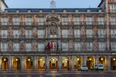 Madrid, İspanya - 22 Ocak 2018: Madrid, İspanya kralı Philips III heykeli ile Plaza Mayor gündoğumu görmek