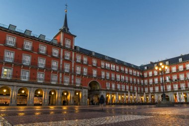Madrid, İspanya - 22 Ocak 2018: Madrid, İspanya kralı Philips III heykeli ile Plaza Mayor gündoğumu görmek
