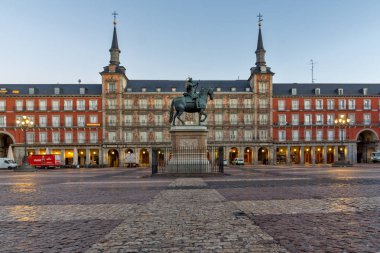 Madrid, İspanya - 22 Ocak 2018: Madrid, İspanya kralı Philips III heykeli ile Plaza Mayor gündoğumu görmek