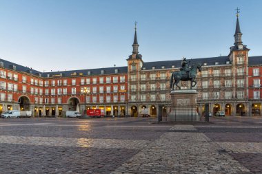 Madrid, İspanya - 22 Ocak 2018: Madrid, İspanya kralı Philips III heykeli ile Plaza Mayor gündoğumu görmek