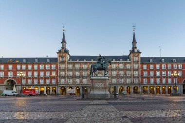 Madrid, İspanya - 22 Ocak 2018: Madrid, İspanya kralı Philips III heykeli ile Plaza Mayor gündoğumu görmek
