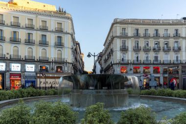 Madrid, İspanya - 22 Ocak 2018: Sunrise görünümü Puerta del Sol Madrid, İspanya
