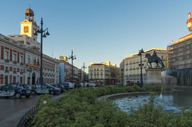 Madrid, İspanya - 22 Ocak 2018: Sunrise görünümü Puerta del Sol Madrid, İspanya