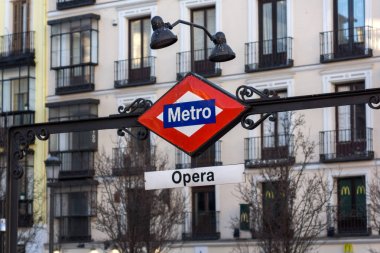 Madrid, İspanya - 22 Ocak 2018: Sunrise görünümü Plaza de Isabel II şehir Madrid, İspanya