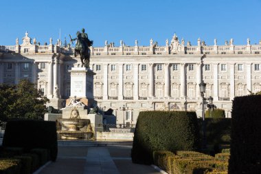 Madrid, İspanya - 22 Ocak 2018: Güzel görünüm için anıt Felipe IV ve Royal Palace of Madrid, İspanya