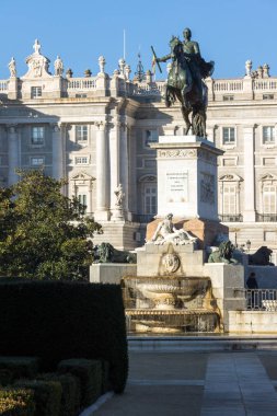 Madrid, İspanya - 22 Ocak 2018: Güzel görünüm için anıt Felipe IV ve Royal Palace of Madrid, İspanya