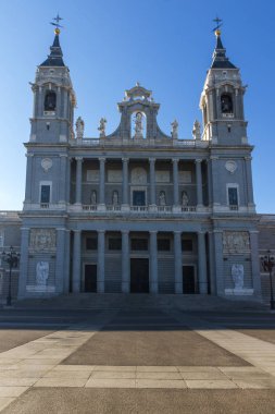 Madrid, İspanya - 22 Ocak 2018: şaşırtıcı Almudena Katedrali şehir Madrid, İspanya