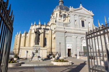 Madrid, İspanya - 22 Ocak 2018: şaşırtıcı Almudena Katedrali şehir Madrid, İspanya