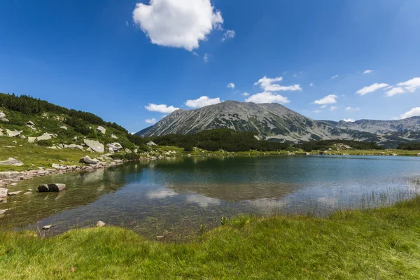 Amazing Landscape Dengan Danau Muratovo Dan Puncak Todorka Pirin Mountain — Stok Foto