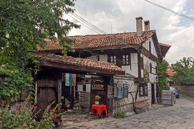 Bansko, Bulgaristan - 13 Ağustos 2013: Şehir, Bansko, Blagoevgrad bölge, Bulgaristan otantik on dokuzuncu yüzyıl evlerde