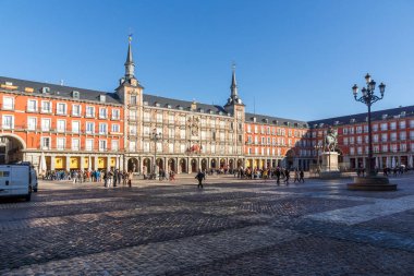 Madrid, İspanya - 22 Ocak 2018: Plaza Mayor Madrid, İspanya kralı Philips III heykeli ile
