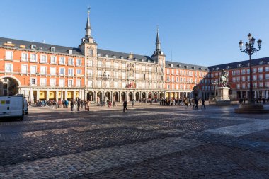 Madrid, İspanya - 22 Ocak 2018: Plaza Mayor Madrid, İspanya kralı Philips III heykeli ile