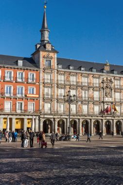 Madrid, İspanya - 22 Ocak 2018: Plaza Mayor Madrid, İspanya kralı Philips III heykeli ile