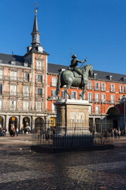 Madrid, İspanya - 22 Ocak 2018: Plaza Mayor Madrid, İspanya kralı Philips III heykeli ile
