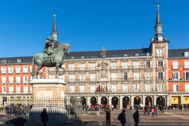 Madrid, İspanya - 22 Ocak 2018: Plaza Mayor Madrid, İspanya kralı Philips III heykeli ile