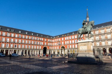 Madrid, İspanya - 22 Ocak 2018: Plaza Mayor Madrid, İspanya kralı Philips III heykeli ile