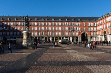 Madrid, İspanya - 22 Ocak 2018: Plaza Mayor Madrid, İspanya kralı Philips III heykeli ile