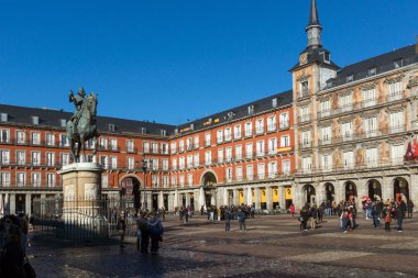 Madrid, İspanya - 22 Ocak 2018: Plaza Mayor Madrid, İspanya kralı Philips III heykeli ile