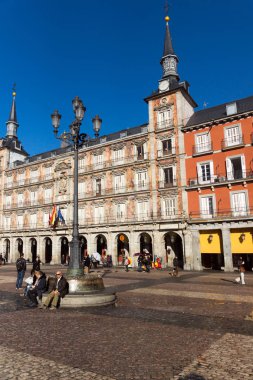 Madrid, İspanya - 22 Ocak 2018: Plaza Mayor Madrid, İspanya kralı Philips III heykeli ile