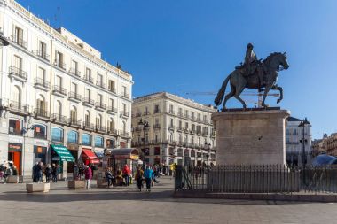 Madrid, İspanya - 22 Ocak 2018: Carlos III Puerta del Sol Madrid, İspanya, atlı heykeli