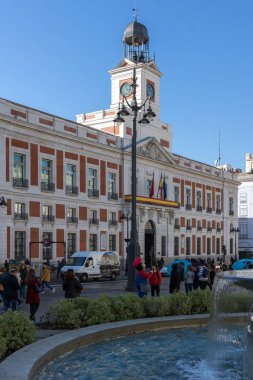 Madrid, İspanya - 22 Ocak 2018: Kraliyet postane Puerta del Sol Madrid, İspanya