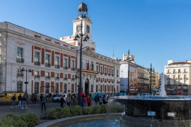 Madrid, İspanya - 22 Ocak 2018: Kraliyet postane Puerta del Sol Madrid, İspanya