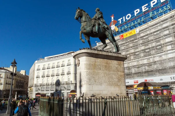 Madrid Espanha Janeiro 2018 Estátua Equestre Carlos Iii Puerta Del — Fotografia de Stock