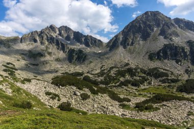 Manzara Begovitsa Nehri Vadisi, diş, Bebek ve Yalovarnika tepeler, Pirin Dağı, Bulgaristan