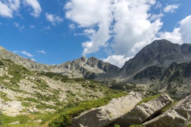 Manzara Begovitsa Nehri Vadisi, diş, Bebek ve Yalovarnika tepeler, Pirin Dağı, Bulgaristan