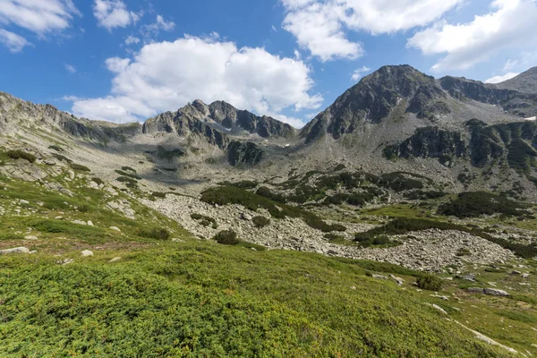 Begovitsa 川渓谷の歯 Yalovarnika ピーク ブルガリアのピリン山の風景 — ストック写真