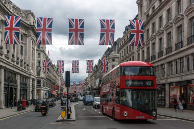 Londra, İngiltere - 16 Haziran 2016: Bulutlar üzerinde Oxford Street, Londra, İngiltere, İngiltere