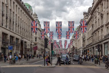 Londra, İngiltere - 16 Haziran 2016: Bulutlar üzerinde Regent Street, Londra, İngiltere, İngiltere