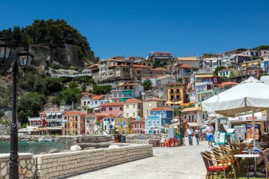 Parga, Yunanistan - 17 Temmuz 2014: yaz görünümü Parga şehir, Epirus, Yunanistan'ın şaşırtıcı