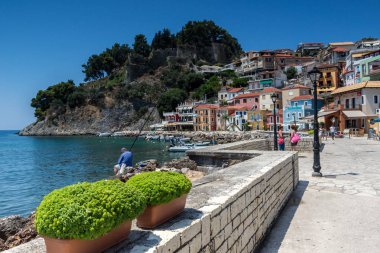 Parga, Yunanistan - 17 Temmuz 2014: yaz görünümü Parga şehir, Epirus, Yunanistan'ın şaşırtıcı