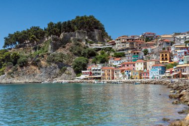 Parga, Yunanistan - 17 Temmuz 2014: yaz görünümü Parga şehir, Epirus, Yunanistan'ın şaşırtıcı