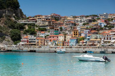 Parga, Yunanistan - 17 Temmuz 2014: yaz görünümü Parga şehir, Epirus, Yunanistan'ın şaşırtıcı
