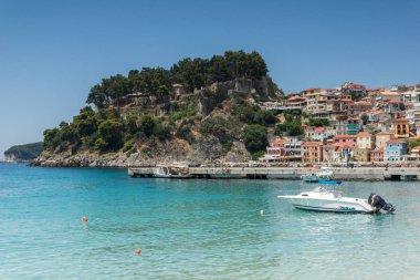 Parga, Yunanistan - 17 Temmuz 2014: yaz görünümü Parga şehir, Epirus, Yunanistan'ın şaşırtıcı